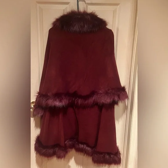 Women’s Cape ZLYC With Double Layer Faux Fur Trim - Picture 3 of 5